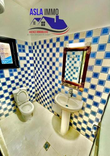 un bagno con lavandino e WC di Akwuaba a Brazzaville