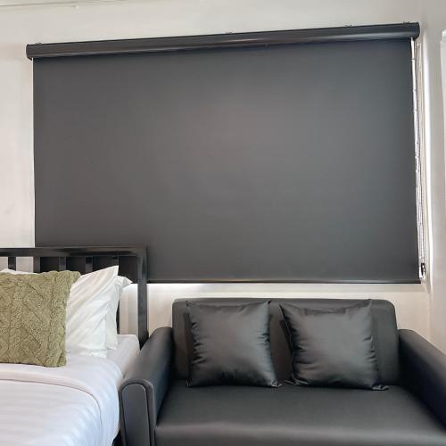 Postel nebo postele na pokoji v ubytování White & Black Cozy Room Heart of Nimman