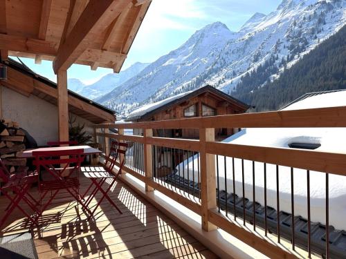 d'un balcon avec une table et des chaises sur une montagne. dans l'établissement Le Malatray Chalet spacieux vue montagne, à Champagny-en-Vanoise