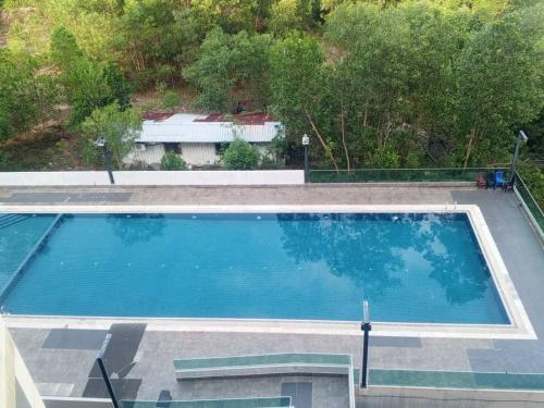 een uitzicht over het zwembad bij Marina sunset view in Lumut