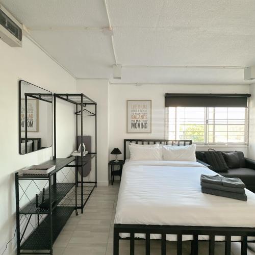 Postel nebo postele na pokoji v ubytování White & Black Cozy Room Heart of Nimman