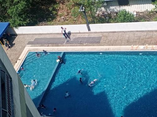 Marina sunset viewの敷地内または近くにあるプール