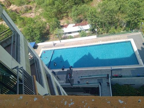 Marina sunset viewの敷地内または近くにあるプール