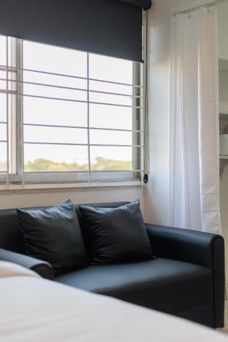 Posezení v ubytování White & Black Cozy Room Heart of Nimman