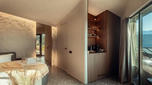 BuhalniţaAmumi Tiny Houses的一间卧室，里面有一张床和一扇窗户。