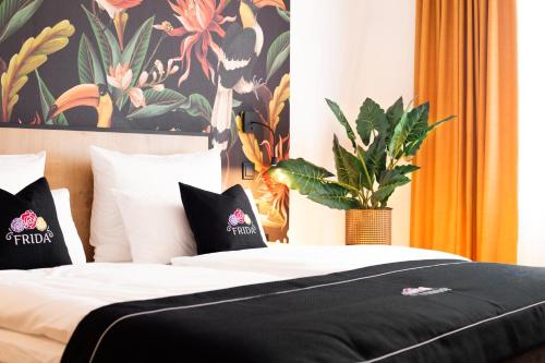 Katil atau katil-katil dalam bilik di Frida Hotel & Café