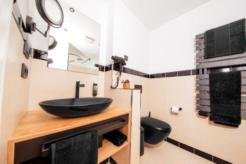 Bilik mandi di Frida Hotel & Café