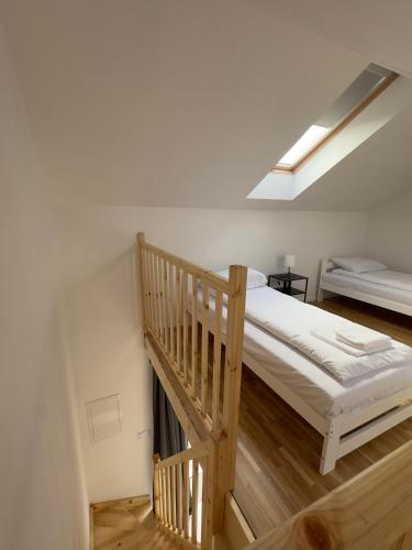 Łóżko lub łóżka w pokoju w obiekcie Apartamenty Grzybowo