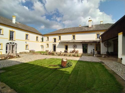 Statek 100DOLA pokoje 7 a 8