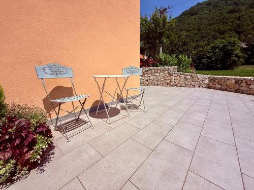 two chairs and a table in front of a building at Agri-alloggio le Poscole Al Canton in Castelgomberto