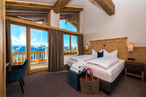Rúm í herbergi á BichlAlm Berggasthof