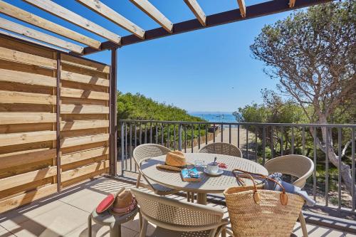 a patio with a table and chairs on a balcony at Résidence Odalys Riviera in Hyères