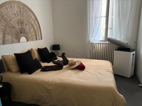 Postel nebo postele na pokoji v ubytování Villa Emma , maison classée 3 étoiles au centre de tout avec jardin clos à Châtellerault, à 20 mn Futuroscope&Aquascope