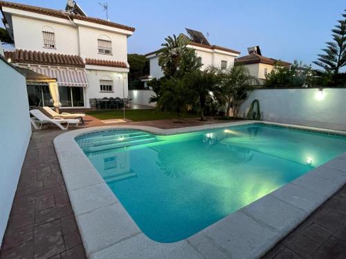 una piscina frente a una casa en Azafama Buena, en Chiclana de la Frontera