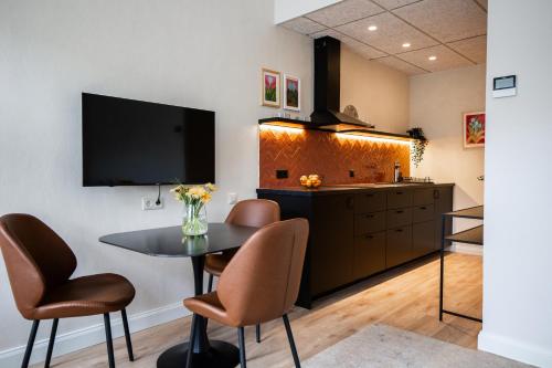 タルトゥにあるtARTu Staysのキッチン(テーブル、椅子、テレビ付)