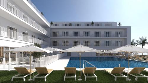 a hotel with a swimming pool and chairs and umbrellas at SH Jávea in Jávea