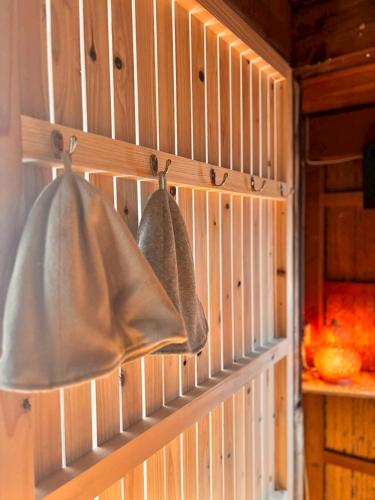 a towel rack with towels hanging on a wall at MINI HOTEL totonoi ロウリュ式サウナのある静かな平屋 in Shimonoseki