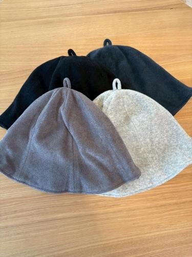 a hat and a cape on a wooden floor at MINI HOTEL totonoi ロウリュ式サウナのある静かな平屋 in Shimonoseki