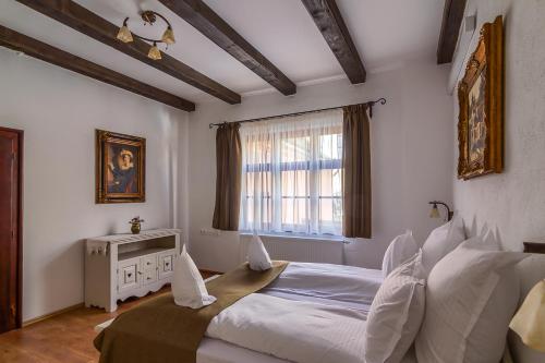 a bedroom with two beds and a window at Taschler Haus in Sighişoara