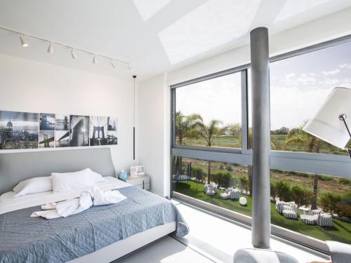 Un pat sau paturi într-o cameră la Villa Papadopo - Luxury 3 Bedroom Villa With Private Pool, Hot Tub And Sea Views