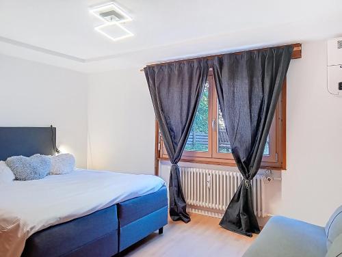 une chambre avec un lit bleu et une fenêtre dans l'établissement Week End 3, à Verbier