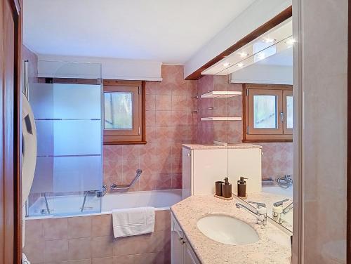 une salle de bain avec un lavabo, une douche et une baignoire dans l'établissement Week End 3, à Verbier