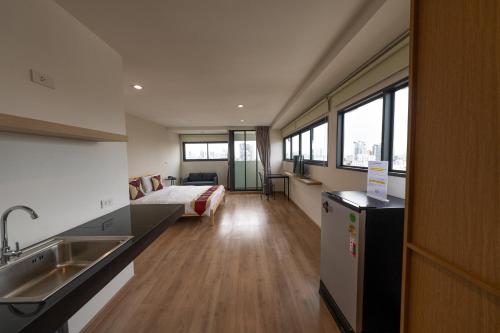 Kuchyň nebo kuchyňský kout v ubytování L.A. Tower Hotel