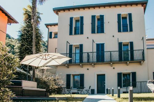 an umbrella sitting in front of a building at Gio Leo Guest House in Lesa