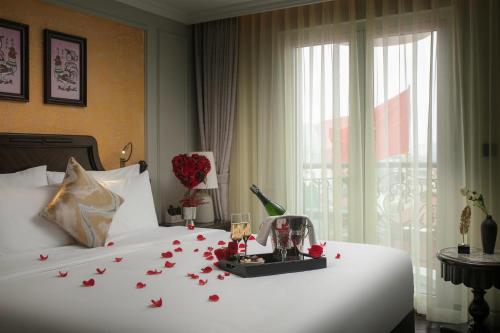 Postel nebo postele na pokoji v ubytování La Mejor Indochine Hotel