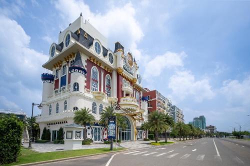 a large building on the side of a street at Wonderland Royal Mansions Ho Tram in Xuyên Mộc