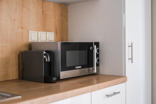 een magnetron op een aanrecht bij Octo Villas Complex in Iraklitsa