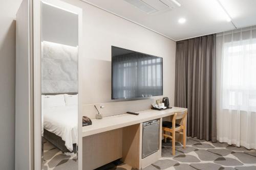 Una cama o camas en una habitación de Seomyeon Haydn Hotel