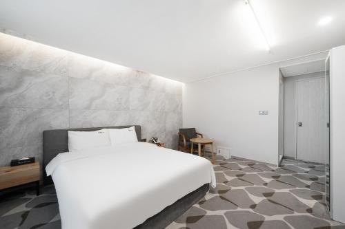 Una cama o camas en una habitación de Seomyeon Haydn Hotel