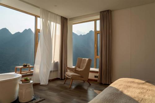 Pemandangan gunung umum atau pemandangan gunung yang diambil dari hotel