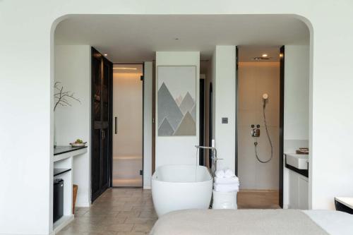 Bilik mandi di Mountain View Boutique Hotel