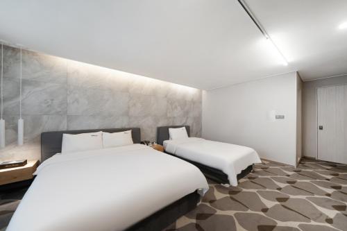 Una cama o camas en una habitación de Seomyeon Haydn Hotel