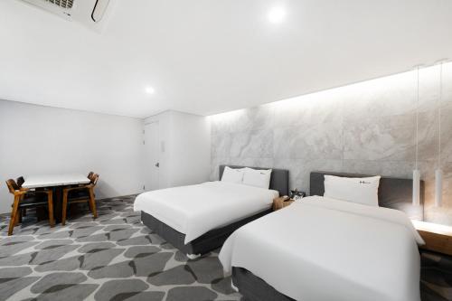 Una cama o camas en una habitación de Seomyeon Haydn Hotel