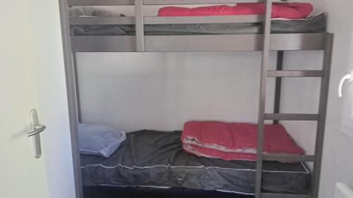 a room with two bunk beds in a room at Terres de France - Les Hameaux de Pomette in Marminiac