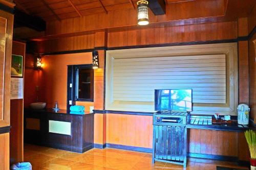 Una cocina con puerta de garaje y encimera. en Kantiang Seahorse Resort & Spa, en Ko Por