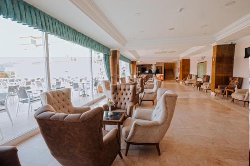 A seating area at Viking Garden Hotel