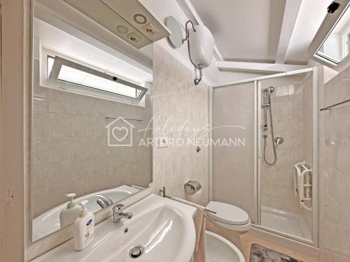Ванная комната в 214 - Villa Anna -appartamento trilocale a Numana al piano terra con VISTA MARE STREPITOSA!