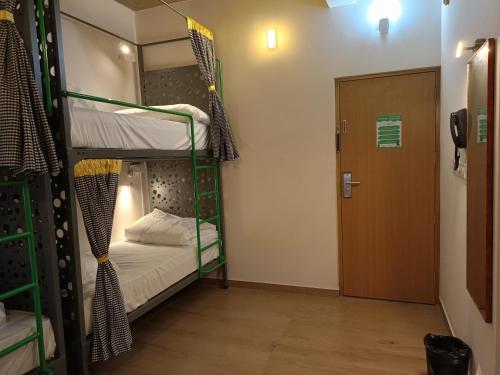 Postel nebo postele na pokoji v ubytování Zostay Urban Retreat Deluxe Rooms & Premium Dorms
