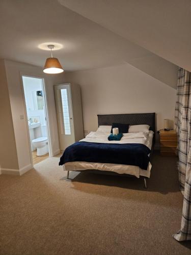 ダートフォードにあるStay in Doubleroom with professionals, Neat, Cosy - Dartford Centralのテディベアのベッドがある寝室