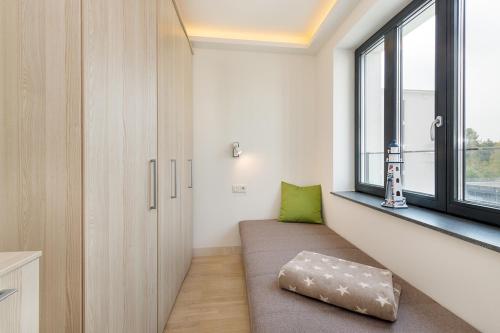 ビンツにあるHaus Avella Wohnung Nr. 29の大きな窓とソファが備わる客室です。