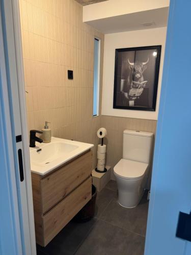 Cozy private room with shower #1 في مدريد: حمام مع مرحاض أبيض ومغسلة