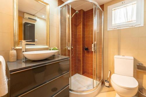 a bathroom with a sink and a toilet and a shower at Villa Patrizia un oasis de paz en Torre del Mar in Torre del Mar