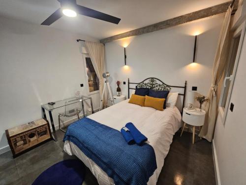 Cozy private room with shower #1 في مدريد: غرفة نوم عليها سرير وفوط زرقاء