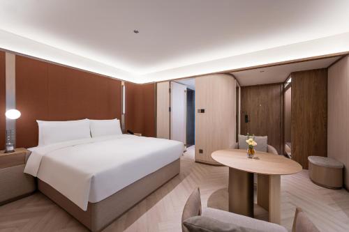 Postel nebo postele na pokoji v ubytování Crystal Orange Hotel Qingdao May Fourth Square Seaview Branch