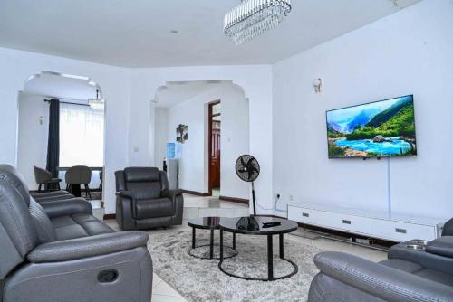 Un lugar para sentarse en Sofitel Executive 3 bedrooms all rooms ensuite own compound