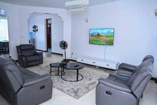 Un lugar para sentarse en Sofitel Executive 3 bedrooms all rooms ensuite own compound